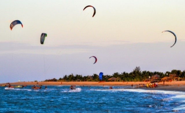 Figura 5 – Kitesurfistas na praia de Barra Grande, fonte: https://roteirosincriveis.com.br/destaque-especiais/praia-de-barra-grande-no-piaui-e-um-dos-paraisos-do-litoral-do-nordeste/, 2014.