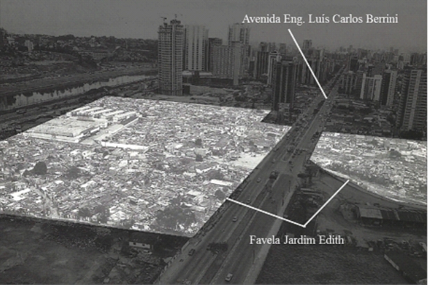 Figura 2 Favela Jardim Edith (1995). Fonte: FRÚGOLI JR. (2000, p. 258) Intervenção dos autores.