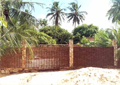 Figura 3 - Muros com elementos cerâmicos empilhados: Foto: Ricardo Carranza, 2000.