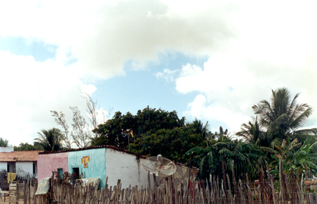 Figura 4 - Casas geminadas, lotes delimitados por latada (cerca de varas de madeira. Foto: Ricardo Carranza, 2000.