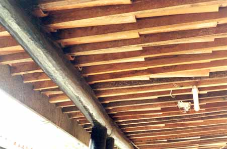 Figura 6 - Estrutura de madeira aparelhada e madeira bruta, telhas cerâmicas tipo capa e canal. Foto: Ricardo Carranza, 2000.