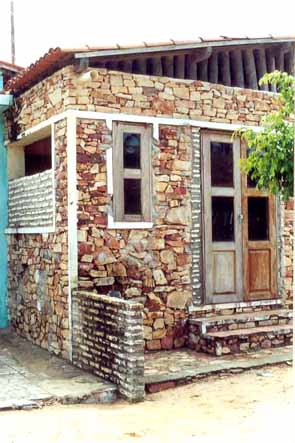 Figura 14 - Loja construída com alvenaria estrutural de pedras. Foto: Ricardo Carranza, 2000. 