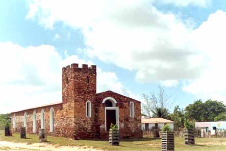 Figura 16 - Igreja construída em alvenaria estrutural de pedra. Foto: Ricardo Carranza, 2000.