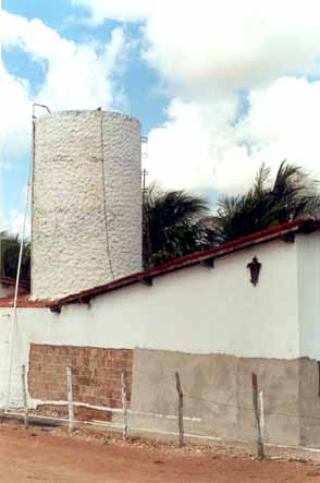 Figura 18 - Torre caixa d'água de concreto armado. Foto: Ricardo Carranza, 2000.