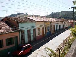 Fig. 10 - Conjunto de casas, na rua lateral à Igreja do Rosário.