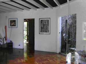 Sala de estar, paredes de alvenaria e teto de madeira . Foto: Márcio Reis